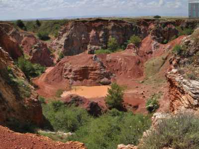 Al centro del sito, fra rocce calcaree alte una cinquantina di metri, si trova anche un piccolo stagno...